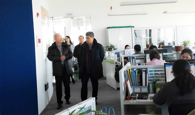 李林院士在张总陪同下参观公司办公区 李林院士在张总陪同下参观公司办公区