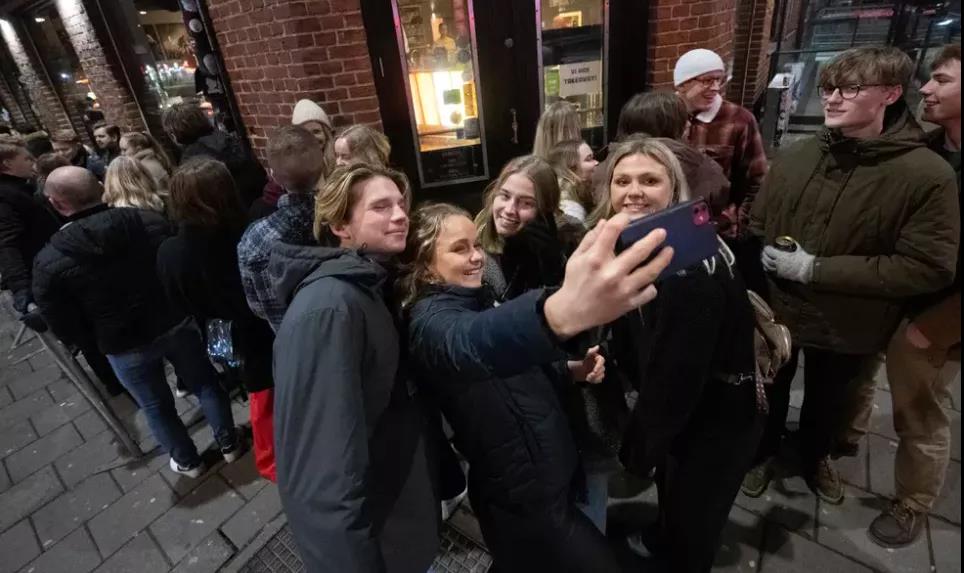  瑞典解除防疫限制后，在马尔默市一家夜店外排队的人群（图源：路透社）