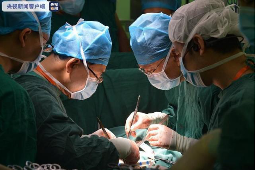 图6 “中国心”首例国产人工心脏植入手术