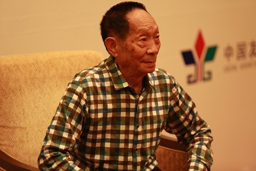 袁隆平：要号召愿意为科学献身的年轻人来吃<font color='red'>转基因</font>水稻